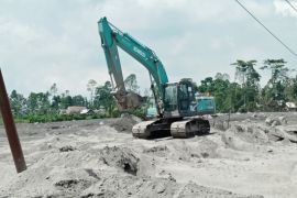 Material vulkanik Gunung Semeru yang menutupi jalan dibersihkan
