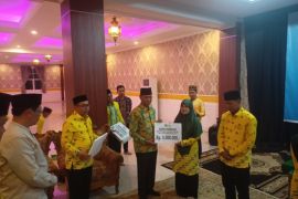 Wabup  serahkan penghargaan berupa uang kepada kafilah MTQ Ketapang