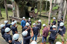 Pemred media 5 provinsi di Sumatera kunjungi pabrik bersejarah Indarung I Semen Padang