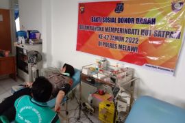 Polisi dan Satpam di Melawi bakti sosial donor darah