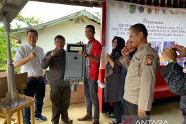 Pemkot Singkawang pasang 25 unit lampu PJTS di Pangmilang