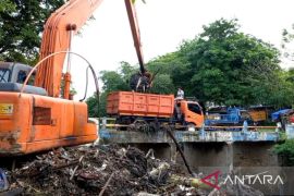 DLH Bekasi angkut 100 ton sampah di aliran Kali Jambe