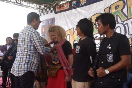 Wali Kota Kediri beri cendera mata peserta terjauh KSF #5