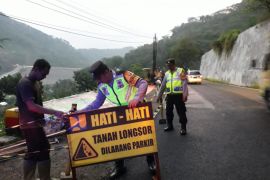 Jalan nasional Trenggalek-Ponorogo KM 16 rusak akibat longsor