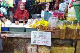 Pemprov Jatim libatkan pedagang jaga stabilitas harga lewat operasi pasar