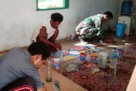 Koramil 1708-06/SU bantu warga cat lukisan sebagai hiasan gereja
