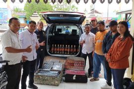 Puluhan miras dan rokok ilegal diamankan Polsek Bukit Batu