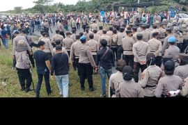 Eksekusi lahan di Dayun ricuh, polisi jebol blokade massa