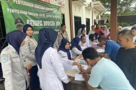 Pemkab Balangan salurkan bantuan voucher BBM