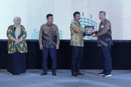 Pemkot Batam raih penghargaan percepatan izin pembangunan perumahan dari REI