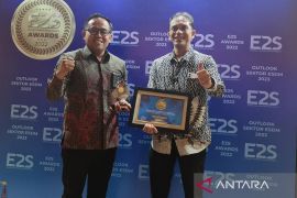 Berkomitmen tinggi dalam transisi energi, Dirut PLN diganjar penghargaan dari komunitas wartawan energi