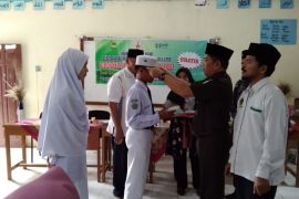 LDII Agam serahkan 20 kacamata gratis bagi santri Ponpes Nurul Huda