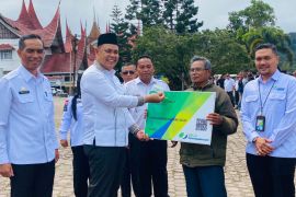 Bupati Solok beri perlindungan BPJAMSOSTEK kepada 1.500 tukang ojek dan gharim