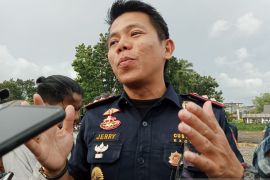 Bea Cukai Tanjung Pandan kesulitan ungkap pemilik 10.539 botol minol ilegal