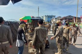 Satpol PP Paser tertibkan pedagang yang kerap mangkal di Kawasan Siring Kandilo