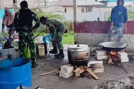 Kodim 1703 Deiyai buka dapur umum  korban kebakaran pasar Waghete