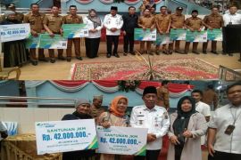 BPJS Ketenagakerjaan Jambi serahkan kartu BKBK dan santunan kematian