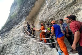 Tim SAR gabungan evakuasi warga Hongkong yang cedera di Diamond Beach