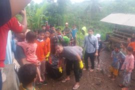 Mayat tanpa identitas dan luka-luka ditemukan di Sungai Kokok Palung