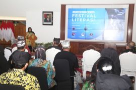 Dukung pariwisata Banyuwangi dengan terbitkan buku "Merekam Jejak Budaya Osing Kemiren".