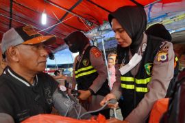 Polwan Polda Maluku berikan bantuan kepada korban kebakaran Mardika