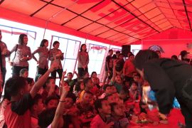 Polwan Polda Maluku beri trauma healing bagi anak korban kebakaran Lorong Tahu