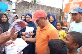 PKS beri seragam sekolah bagi Siswa korban kebakaran Lorong Tahu Ambon