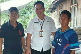 Disbun Kaltim serahkan saprodi untuk  pekebun kelapa dalam