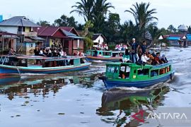 Nikmati wisata sungai dan Pasar Terapung Lok Baintan Kalsel