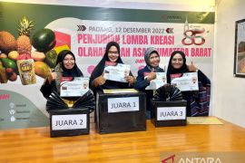Antara Sumbar serahkan hadiah pemenang lomba kreasi kuliner buah