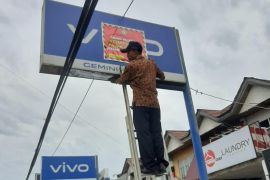 16 reklame tidak bayar pajak disegel