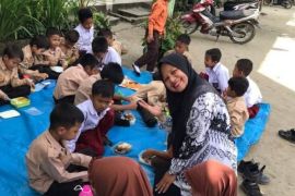 "MIKIR" Tanoto bikin Hotma Wulansari Sitohang tidak kehilangan ide mengajar di tengah keterbatasan sebagai guru honor