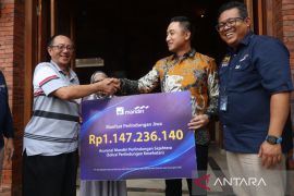 Penyerahan klaim asuransi AXA Mandiri di Nganjuk