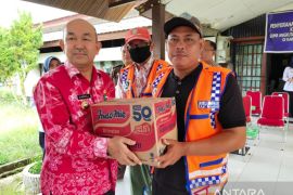 Samuel serahkan bansos BBM kepada penerima manfaat