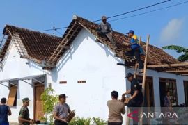 Angin puting beliung rusak belasan rumah warga