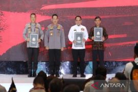 Sekjen Kemenkumham terima penghargaan Pin Emas dari Kapolri