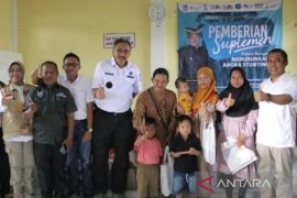 Gubernur Babel menyerahkan bantuan suplemen vitamin tekan stunting