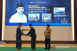 Gus Haris raih penghargaan "Tokoh Penggerak Ekonomi Pesantren" dari LPNU Jatim