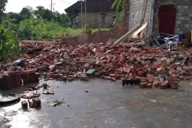 Satu orang meninggal dan puluhan rumah rusak diterjang puting beliung di Natar