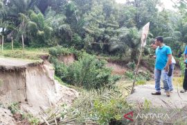 Jalan putus, belasan keluarga di Simeulue terisolasi