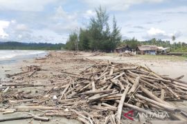 Pantai wisata dipenuhi sampah