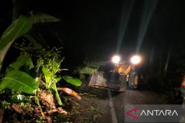 Petugas BPBD Pamekasan evakuasi material longsor di Bukit Ponjuk