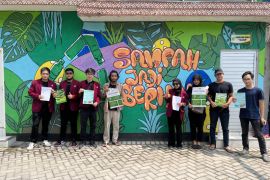 Mahasiswa Universitas Ciputra sosialisasikan diet plastik