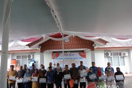 Wali Kota Pangkalpinang serahkan BST kepada masyarakat Kecamatan Bukit Intan