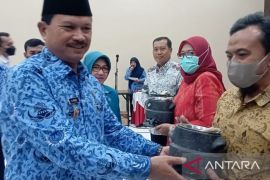 Dukung perajin, Pemkot Madiun serahkan bantuan 270 paket alat membatik