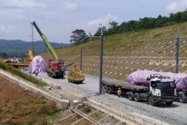 Petugas lakukan evakuasi kereta yang anjlok di Bandung Barat