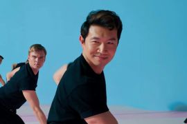 Aktor Simu Liu terlihat senang dalam film "Barbie"