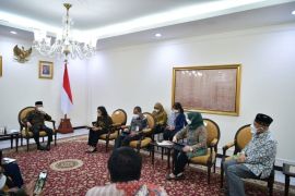 Menteri Keuangan Sri Mulyani laporkan persiapan Rapat Pleno KNEKS kepada Wapres