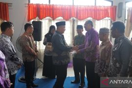 Bupati HSS serahkan tali asih purna tugas keluarga besar PGRI