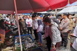 Bupati OKU pastikan harga sembako jelang Natal tidak melebihi HET